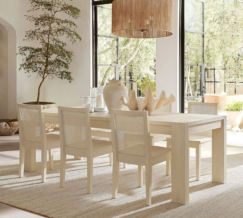 Extendable dining table