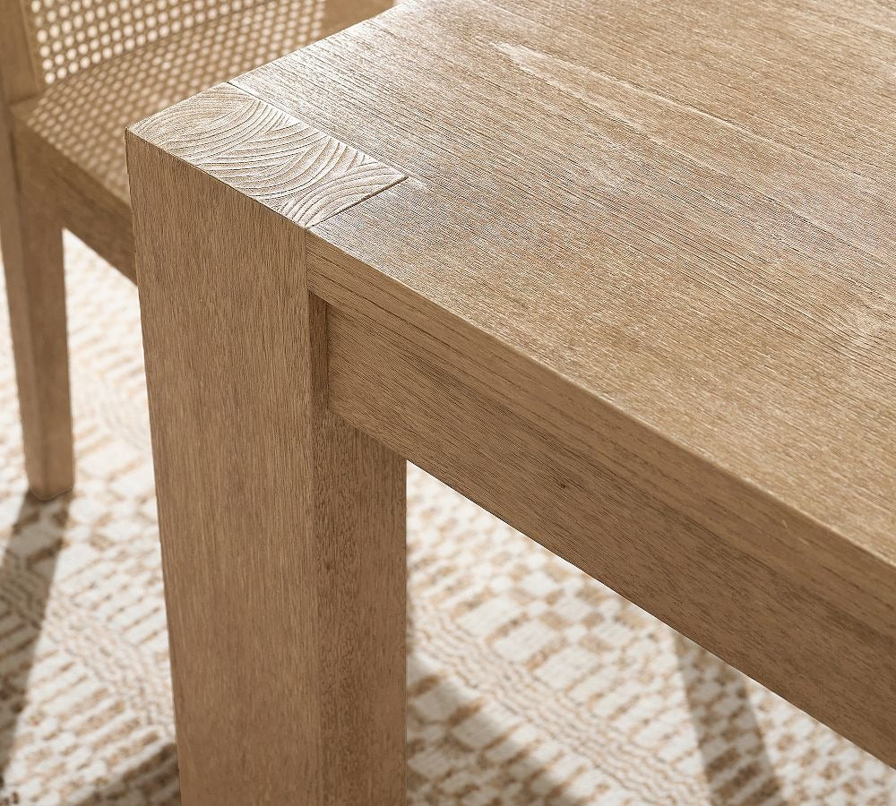 Extendable dining table