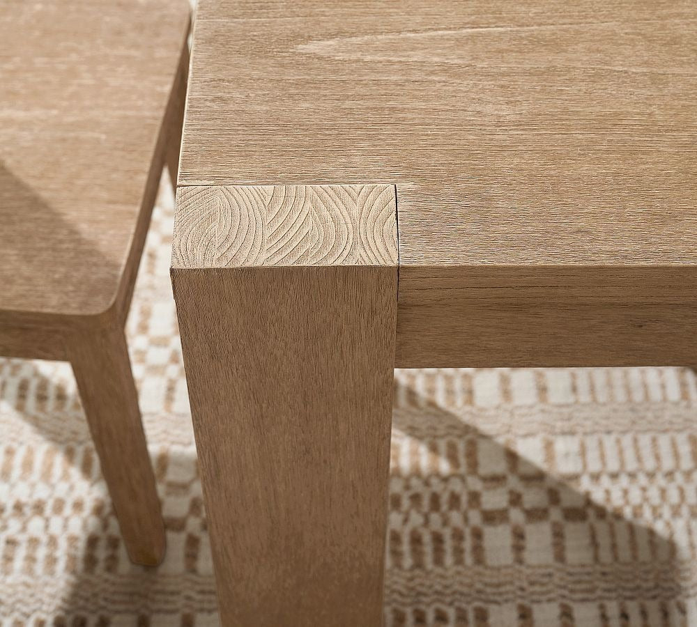 Extendable dining table